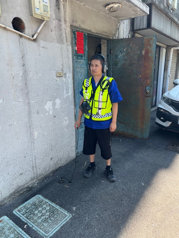 永康錢江水務(wù)城區(qū)營(yíng)業(yè)所工作人員陳瑞在城北西路進(jìn)行檢漏作業(yè).jpg