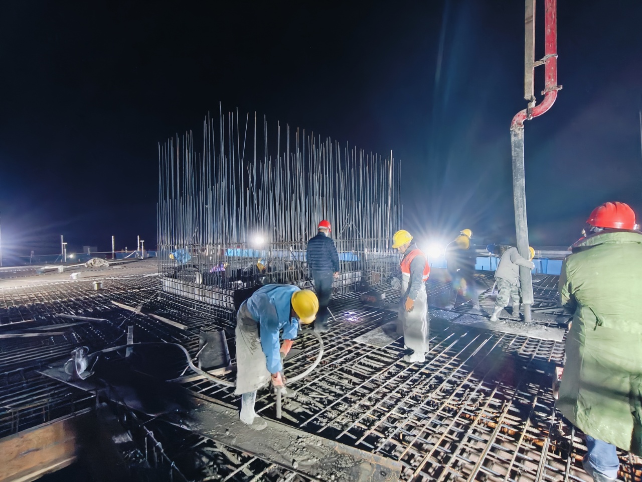 深夜燈火通明的施工現場 (2).jpg