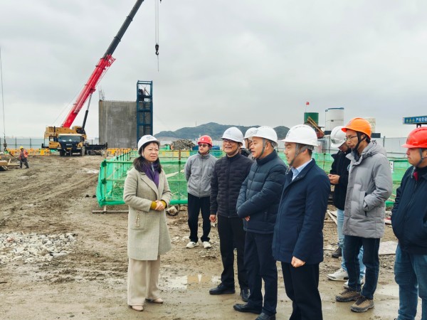 公司黨委書記、董事長、總經理林建君陪同錢江水利副總經理潛衛在工程現場檢查調研.jpg
