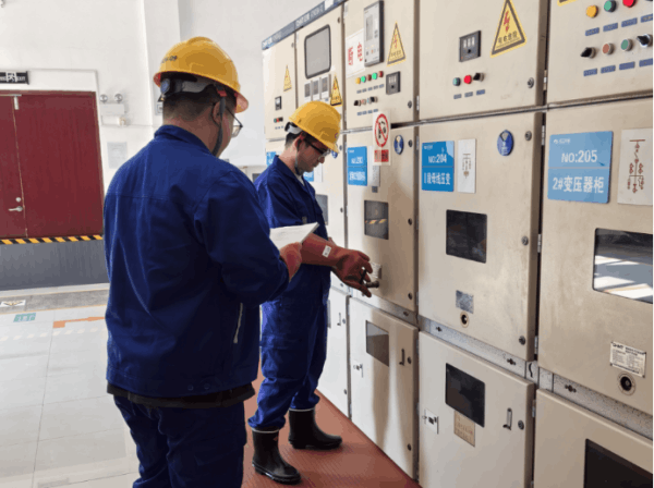 南山水廠工作人員在車間進(jìn)行設(shè)備維保.png