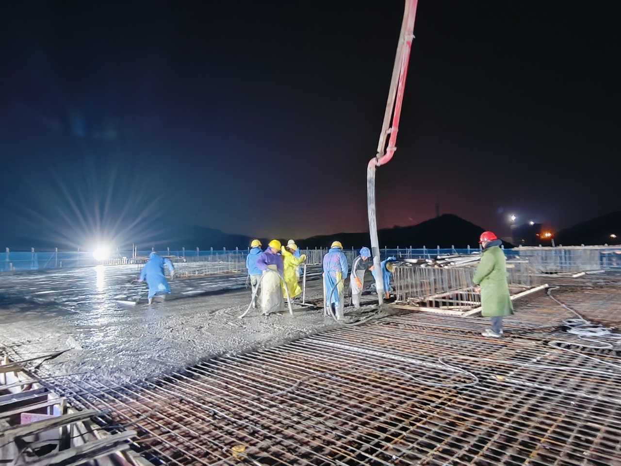 深夜燈火通明的施工現場 (1).jpg