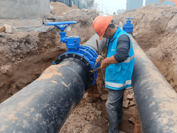 安裝公司工作人員在解放南路安裝DN400球墨管.png