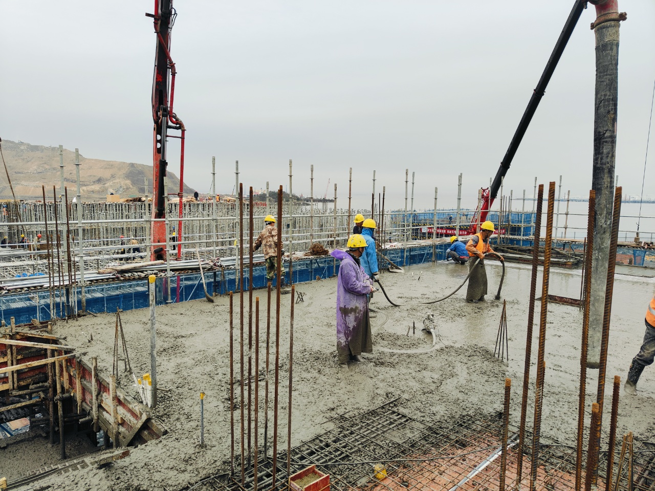 混凝土澆筑時泥濘滿身的一線建設者.jpg