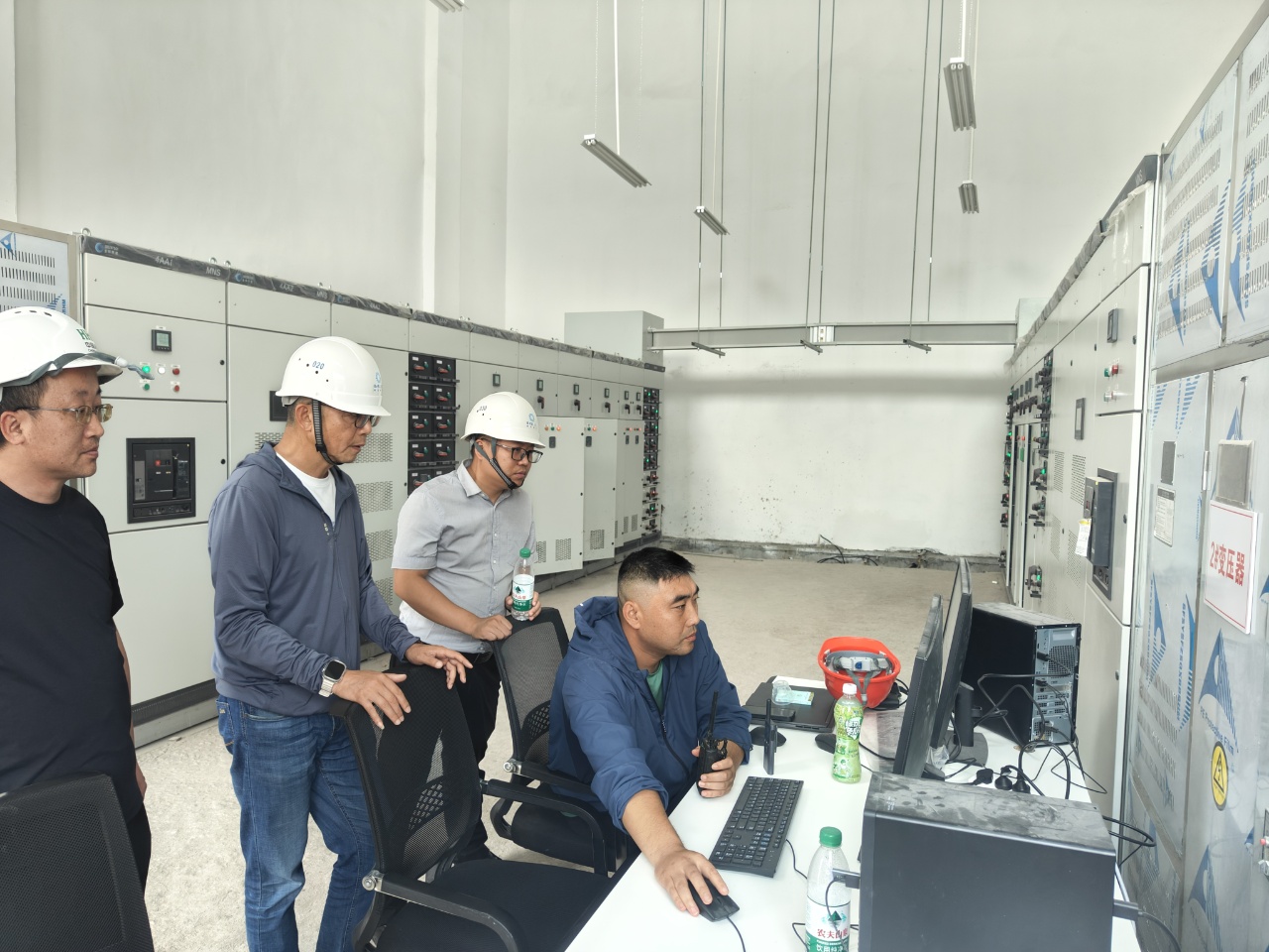 項目組骨干成員在查看設備運行情況.jpg