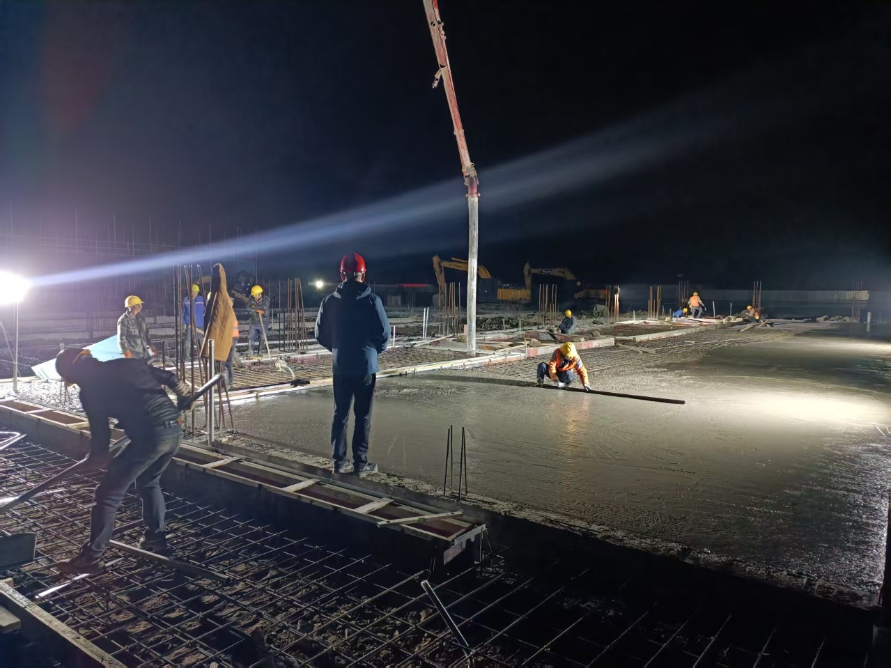 項目組骨干在督察夜間施工情況.jpg